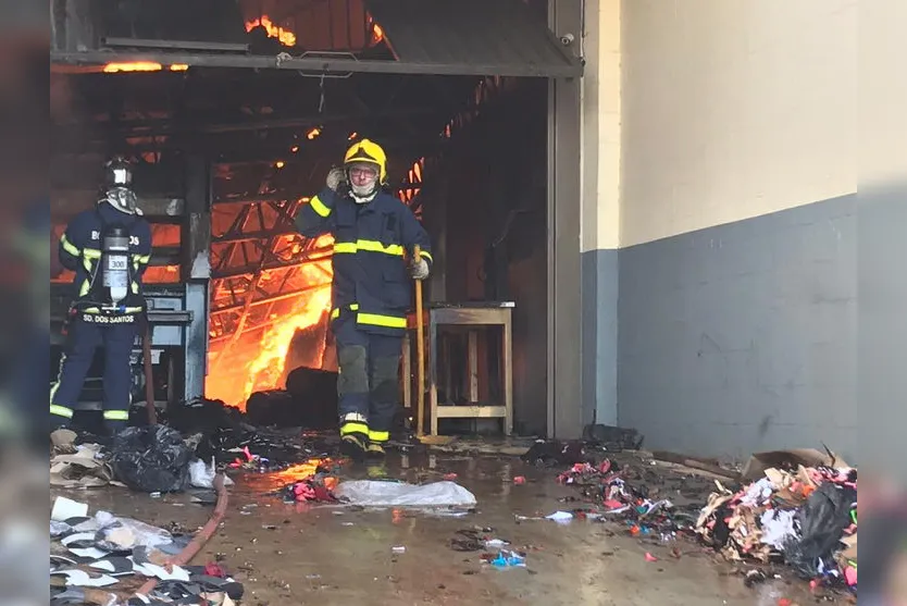 Incêndio atinge fábrica de confecção em Apucarana; assista