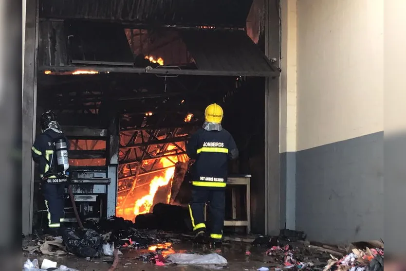 Incêndio atinge fábrica de confecção em Apucarana; assista