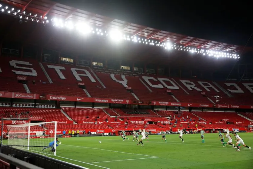 Espanhol volta com abraços após gols e vitória do Sevilla em clássico