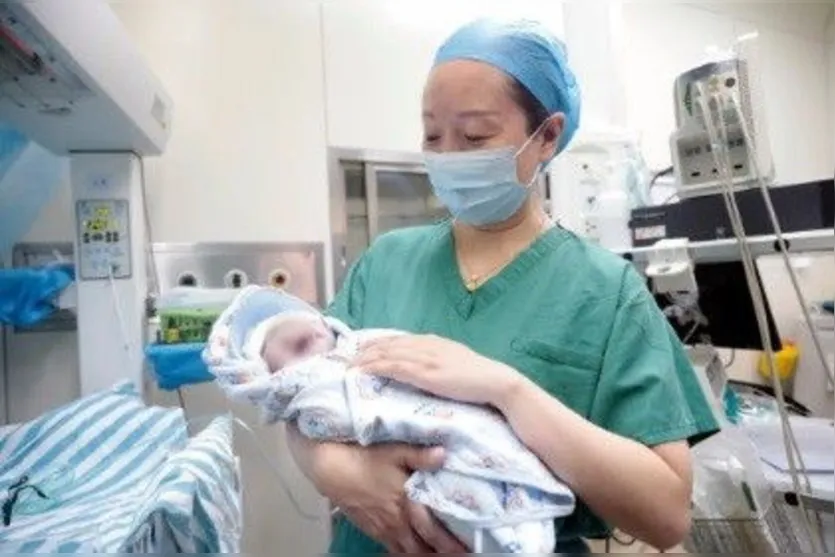 Mãe dá à luz à gêmeos com 10 anos de diferença, entenda