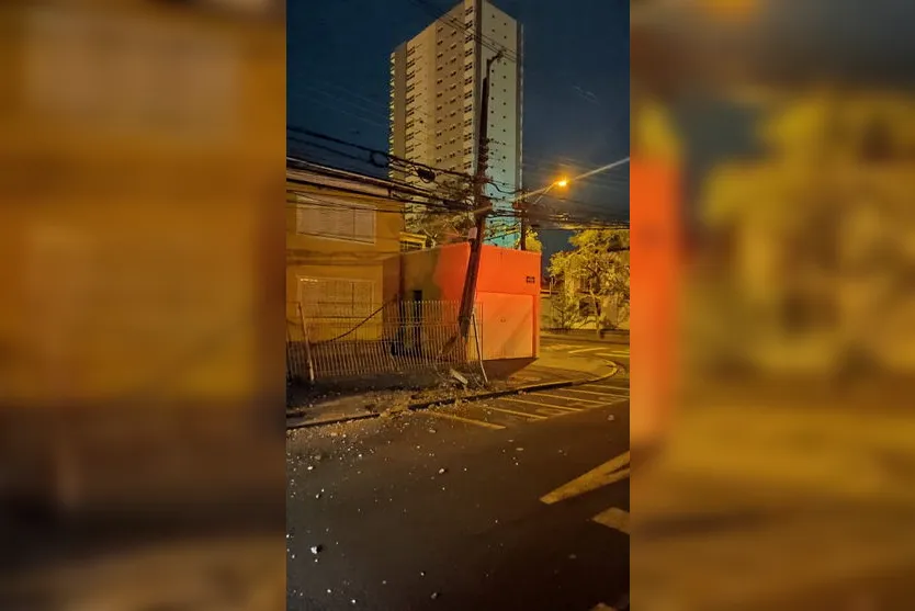 Motorista atinge poste após acidente em Arapongas