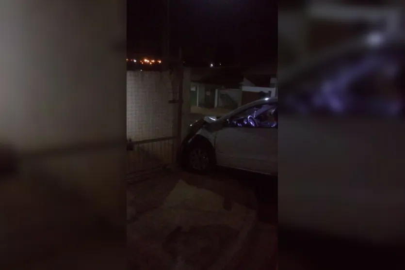 Motorista é detido após atingir portão e muro de casa em Apucarana