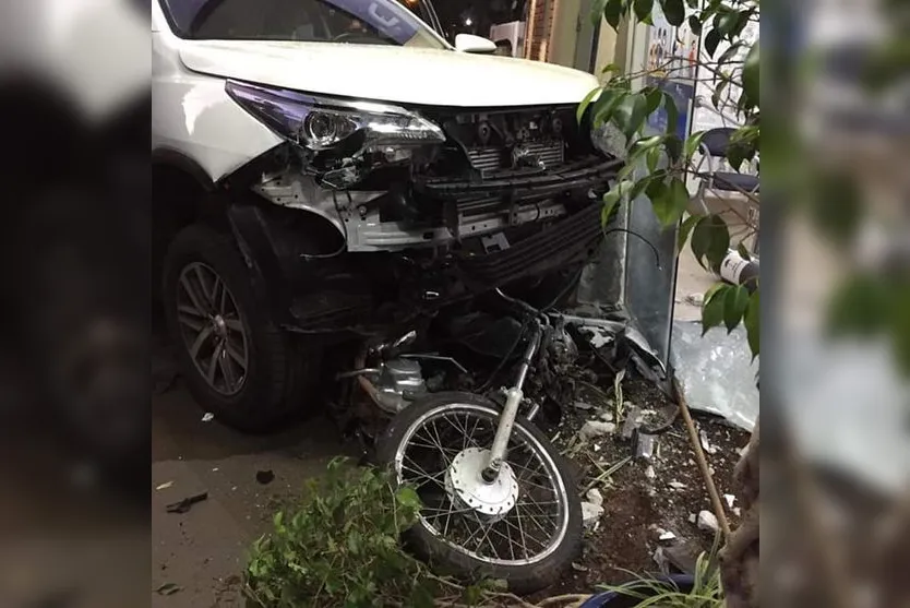 Motorista bate em motocicleta e atinge Santa Casa de Maringá