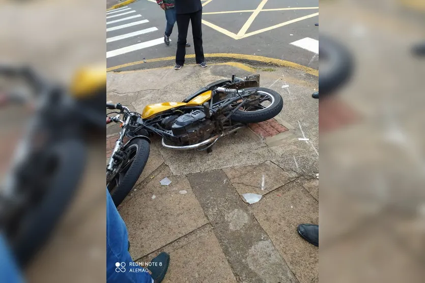 Jovem motociclista sofre ferimentos após acidente no centro de Apucarana