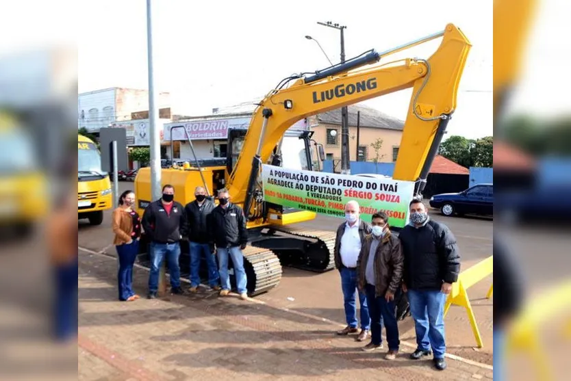 Prefeitura de São Pedro do Ivaí recebe escavadeira hidráulica