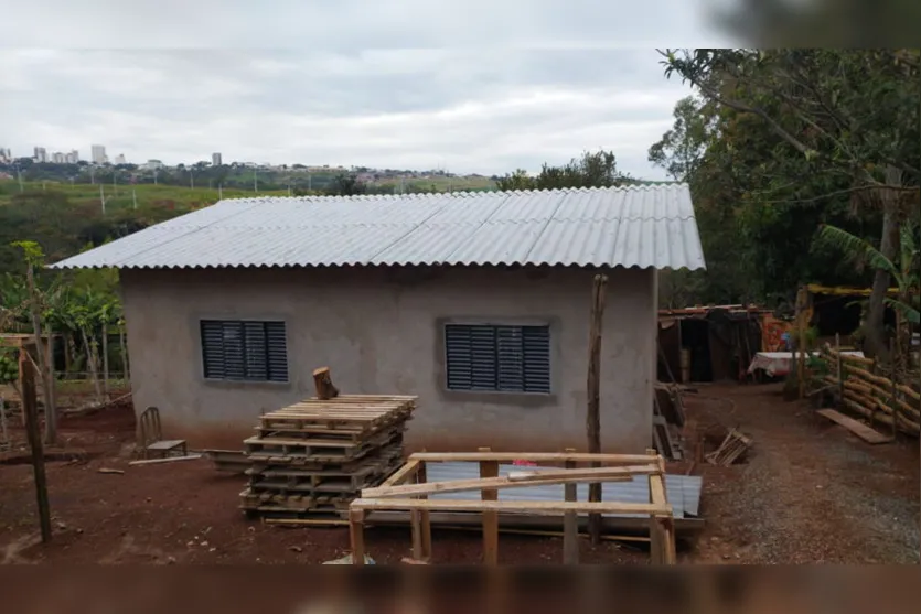 Grupo de voluntários constrói casa para família carente em Apucarana