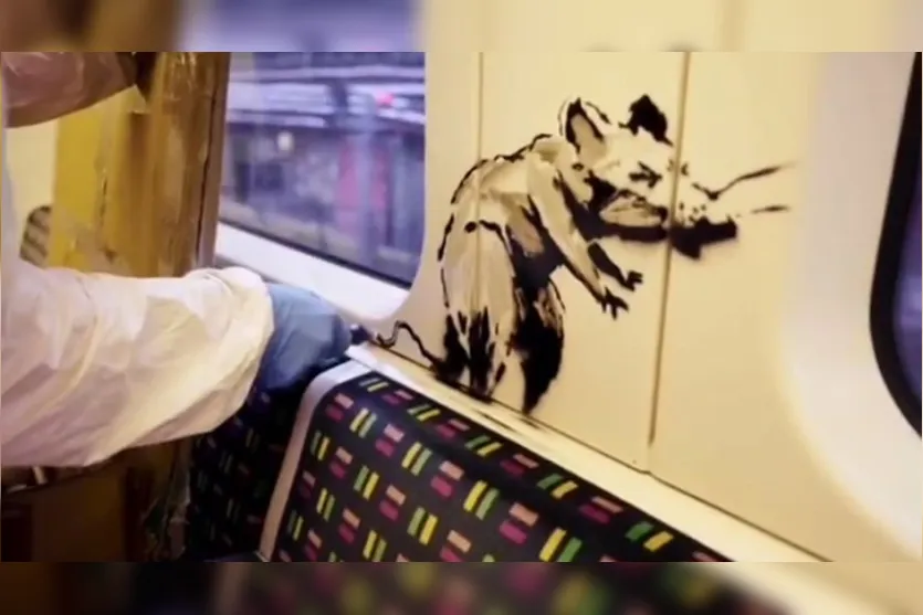 Banksy faz intervenção no metrô de Londres e mostra o rosto em vídeo