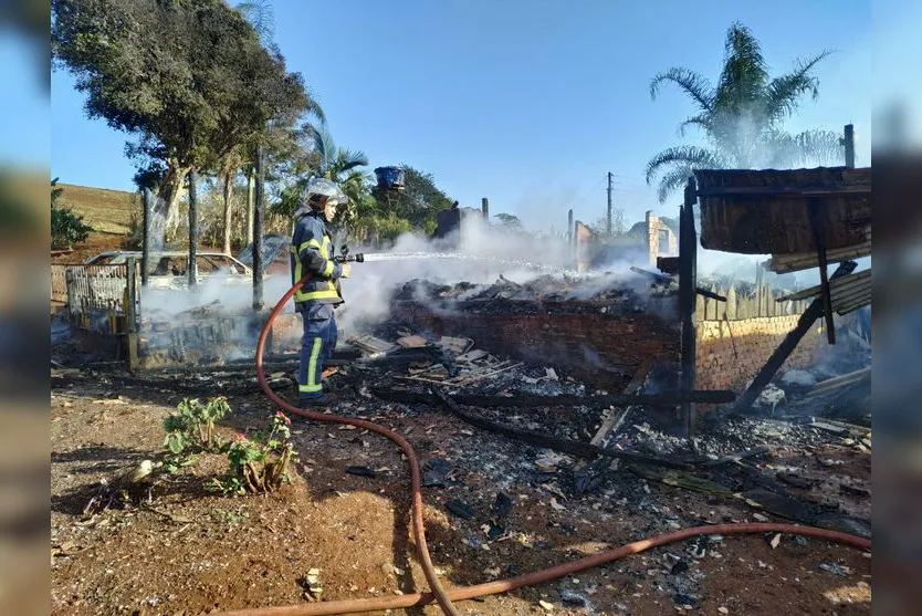 Incêndio destrói casa e carro na Estrada da Jangadinha na região de Cambira