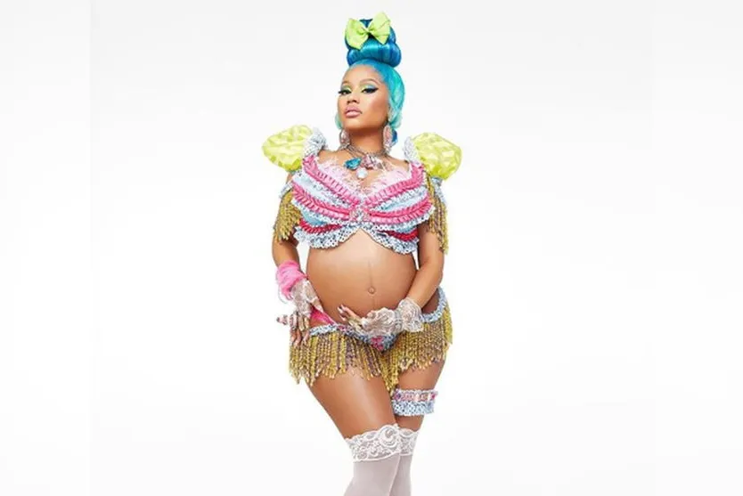Nicki Minaj anuncia gravidez ao postar foto com a mão na barriga