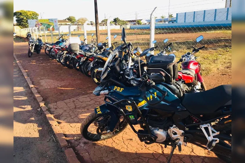 PRF e PM realizam operação para fiscalizar motocicletas em Arapongas