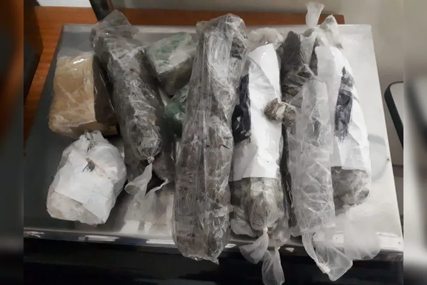 Polícia divulga imagens de drogas e celulares que seriam arremessados no minipresídio