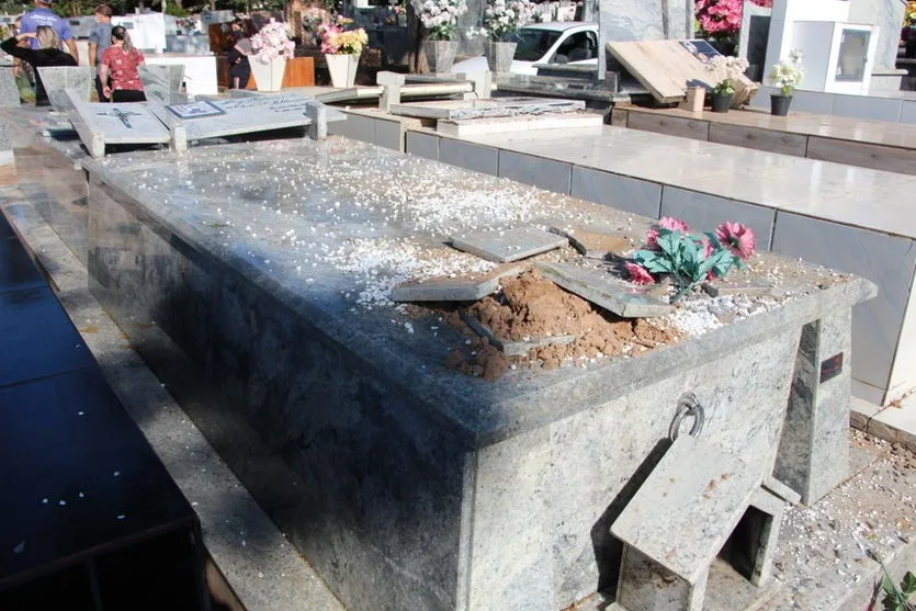 30 túmulos do cemitério municipal de Cianorte são depredados