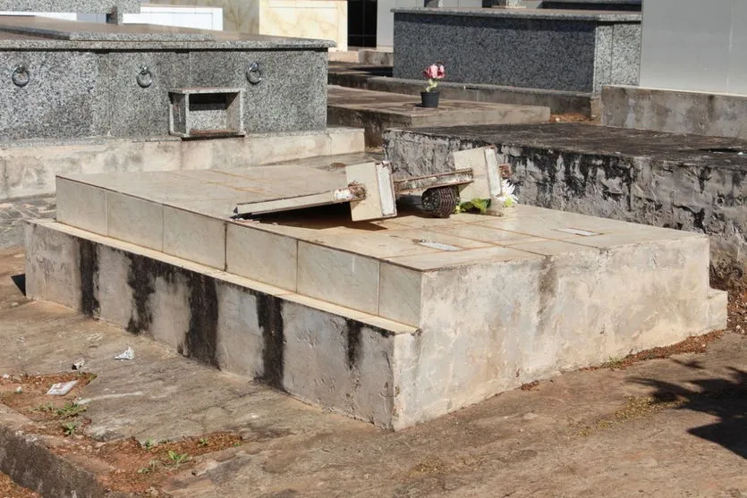 30 túmulos do cemitério municipal de Cianorte são depredados
