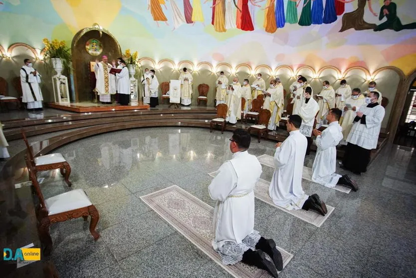 Bispo de Apucarana preside missa de ordenação de novos diáconos