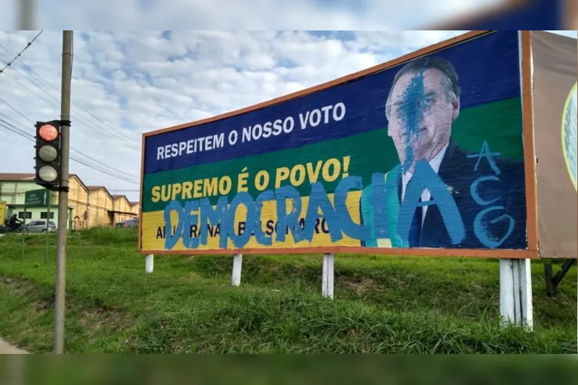Outdoor com imagem do presidente que foi pichado em Apucarana é substituído