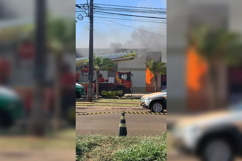 Após horas, bombeiros tentam conter incêndio em shopping de Maringá