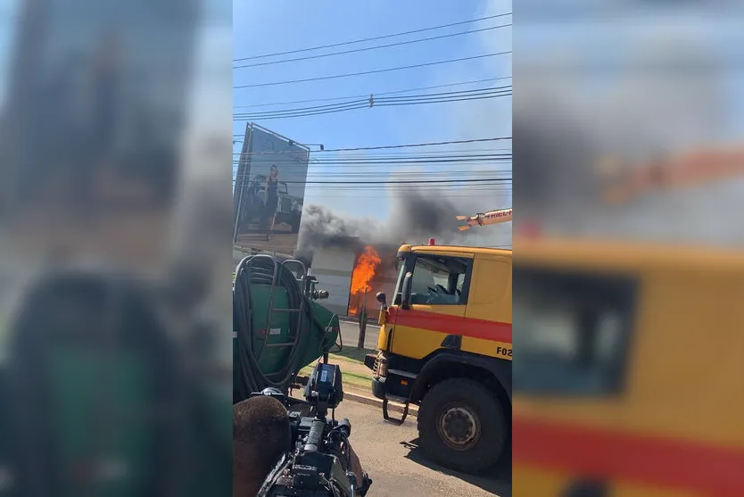 Após horas, bombeiros tentam conter incêndio em shopping de Maringá
