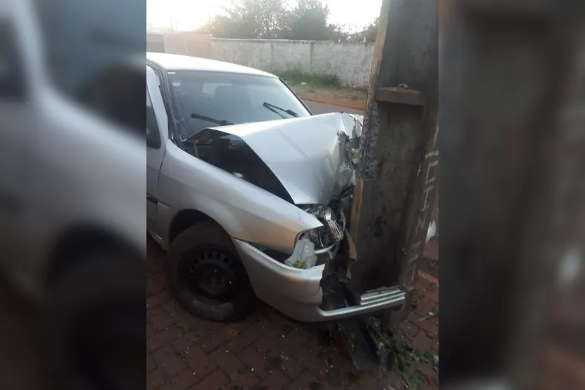 Motorista de Arapongas fica ferido após bater em um poste