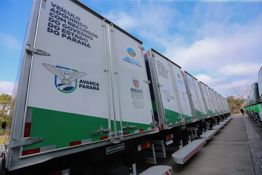 Governo entrega caminhões-pipa, de coleta seletiva e compactadores na região