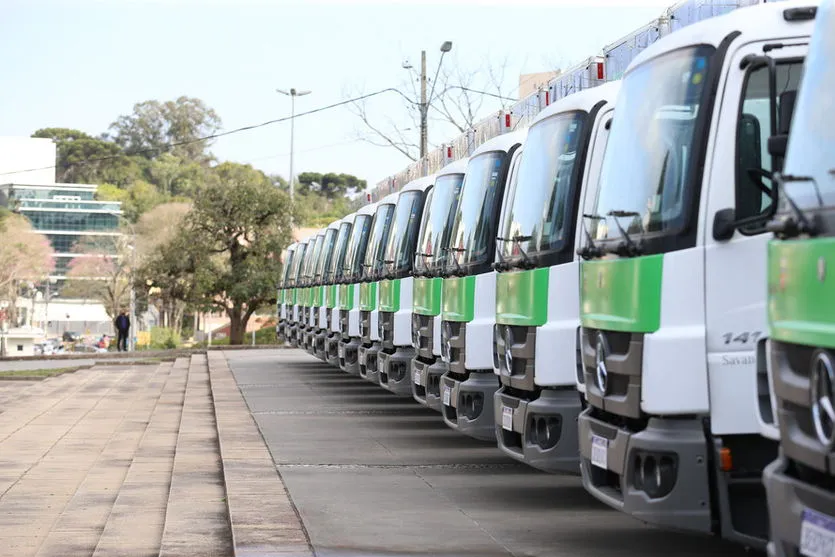 Governo entrega caminhões-pipa, de coleta seletiva e compactadores na região