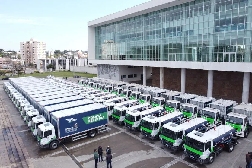 Governo entrega caminhões-pipa, de coleta seletiva e compactadores na região
