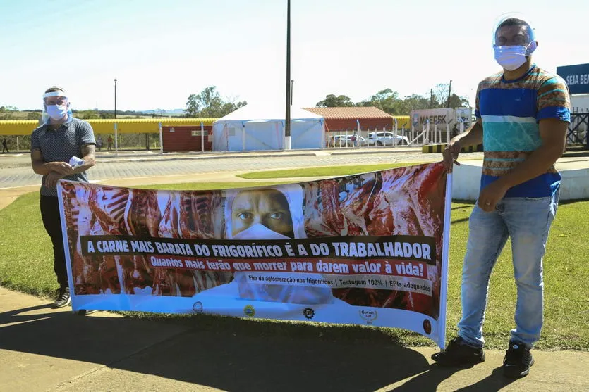 Trabalhadores de frigorífico protestam por medidas contra a covid em Rolândia