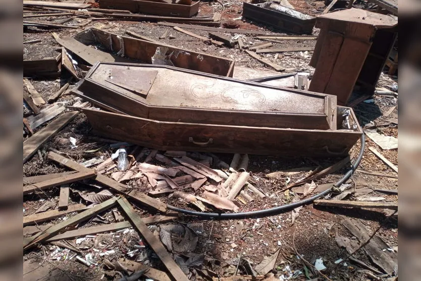 Morador de Arapongas fotografa caixões jogados em terreno baldio