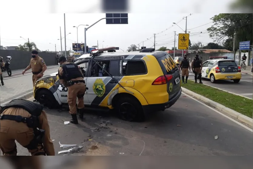Viatura da PM capota após motorista perder controle no Paraná; Assista