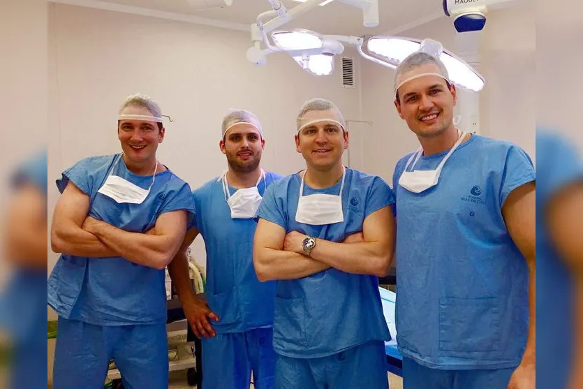  Da esquerda para a direita, Dr. Fabricio bervian (Cirurgião plástico), Renato oliveira (fisioterapeuta), Dr. Diego Ughini (Médico anestesista) e o Dr. Guilherme Larsen (cirurgião plástico). 