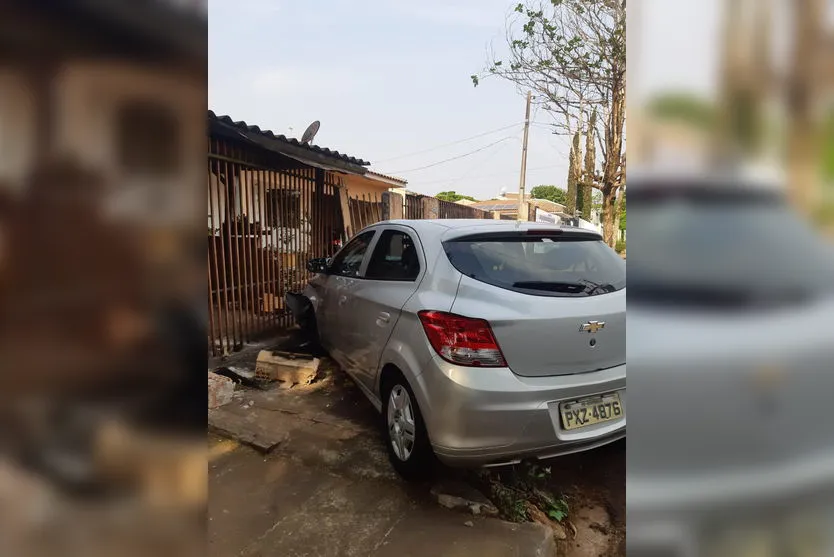 Motorista atinge portão de casa e abandona o carro em Arapongas