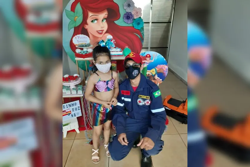 Bombeiros participam de aniversário de garotinha em Arapongas