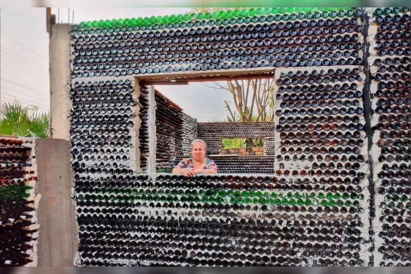 Mulher constrói casa própria com garrafas de vidro no Paraná