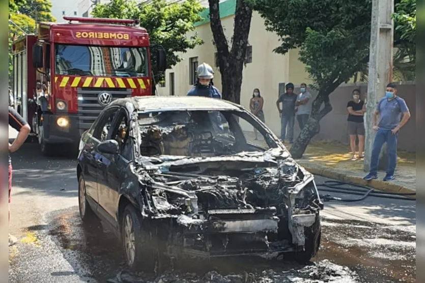 Carro pega fogo no centro de Apucarana; bombeiros são chamados