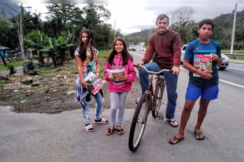 Pai pedala quase 30 km do PR a SC para buscar tarefa dos filhos