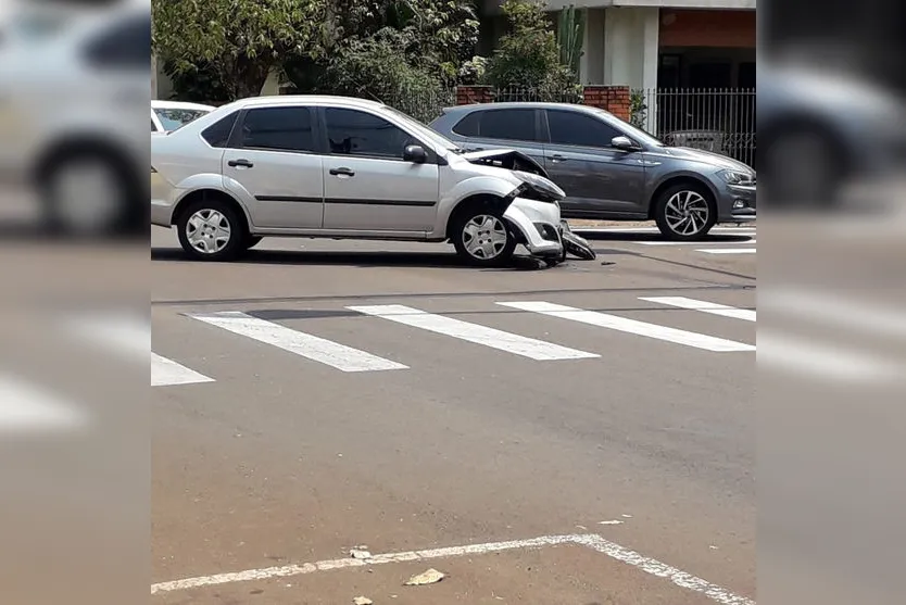 Carro capota após acidente no centro de Arapongas