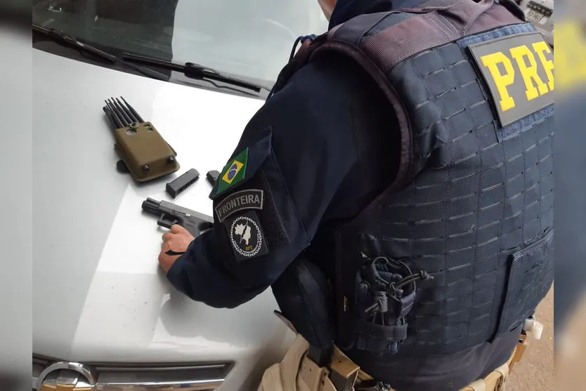 PRF apreende pistola e recupera veículo roubado em Campo Mourão