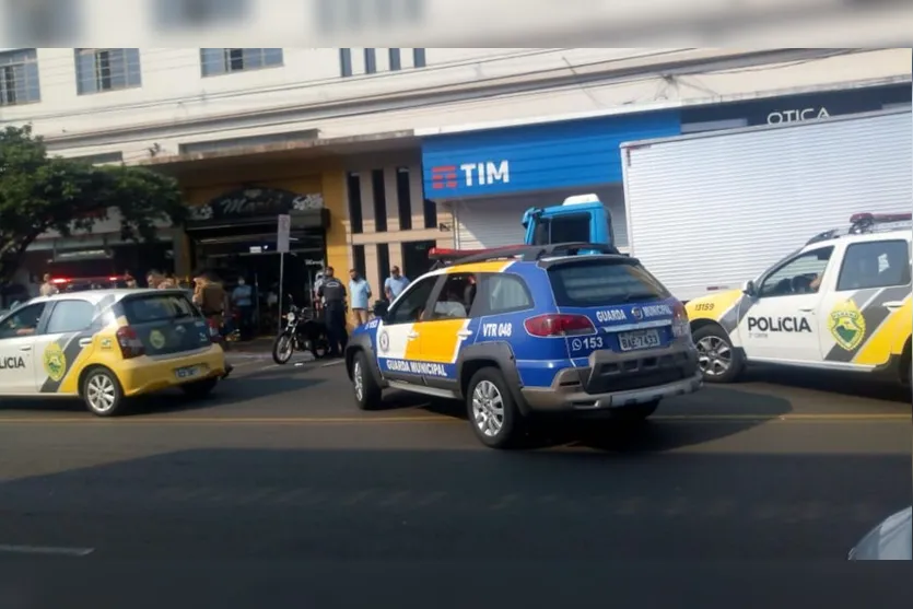 Dois homens são presos após assaltar loja de celulares na Avenida Arapongas