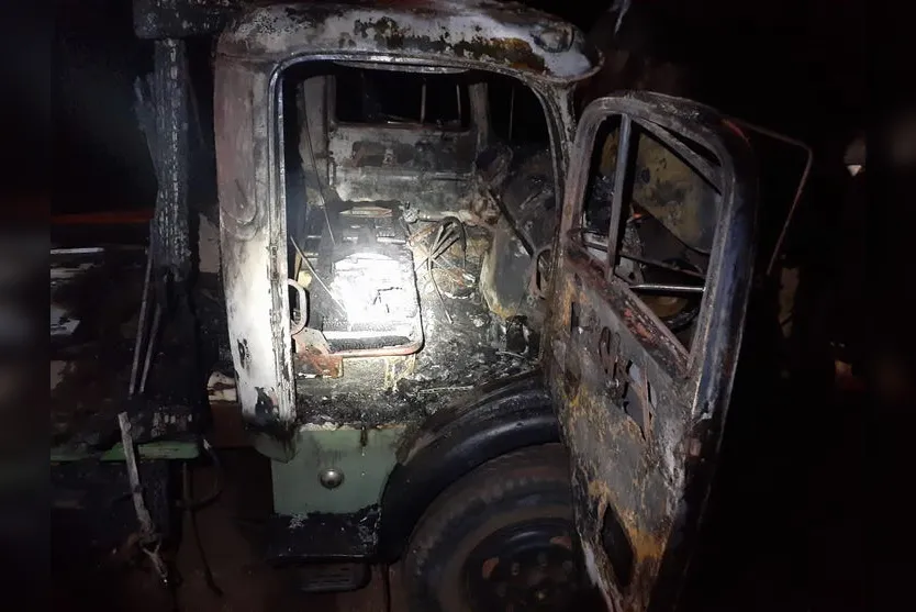 Caminhão carregado com armários pega fogo na BR-369