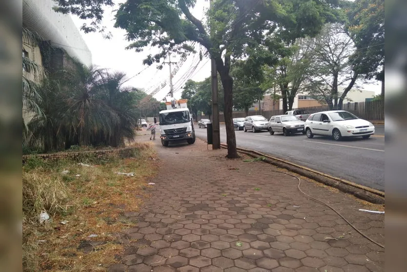 Fio de alta tenção se rompe na Avenida Governador Roberto da Silveira