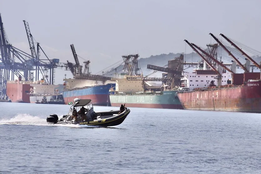 Ação conjunta intensifica patrulha marítima na região dos portos