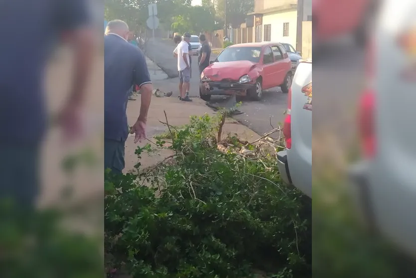 Colisão entre carro e caminhonete deixa uma pessoa ferida em Arapongas