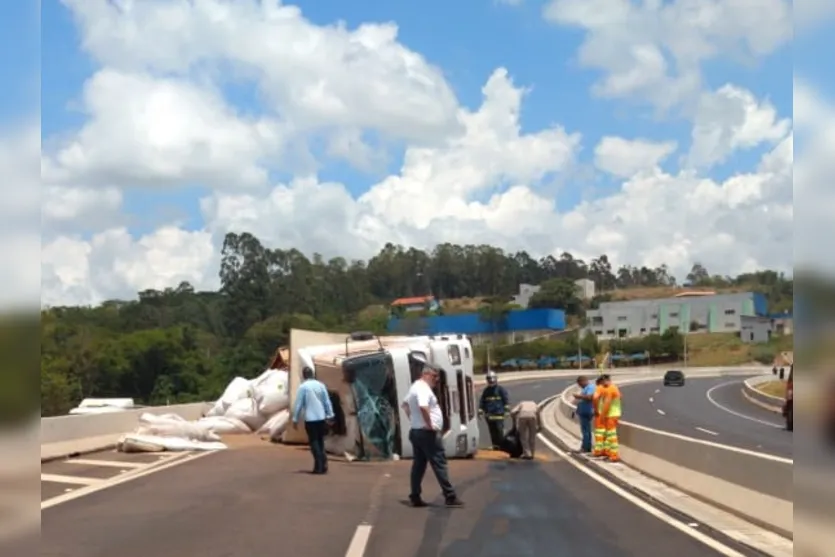 Caminhão carregado de adubo orgânico tomba no Contorno Sul, em Apucarana; assista