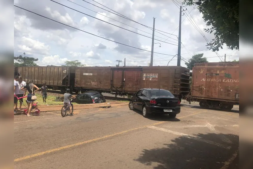 Acidente envolvendo carro e trem é registrado em Arapongas