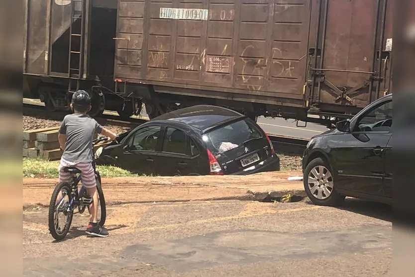 Acidente envolvendo carro e trem é registrado em Arapongas