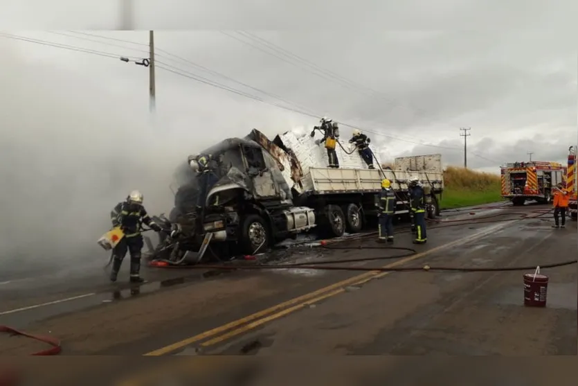 Motorista morre após carreta em que estava pegar fogo na PR-317
