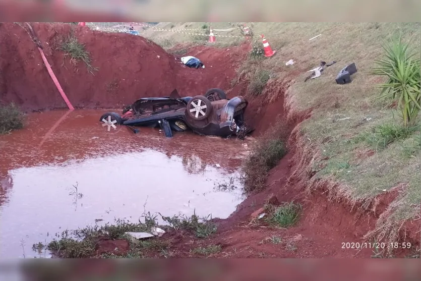 Capotamento deixa vítima grave na PR 444; helicóptero SAMU fez resgate