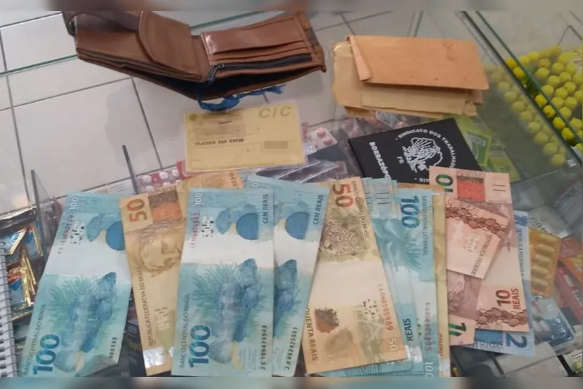 Homem encontra carteira com mais de mil reais e devolve