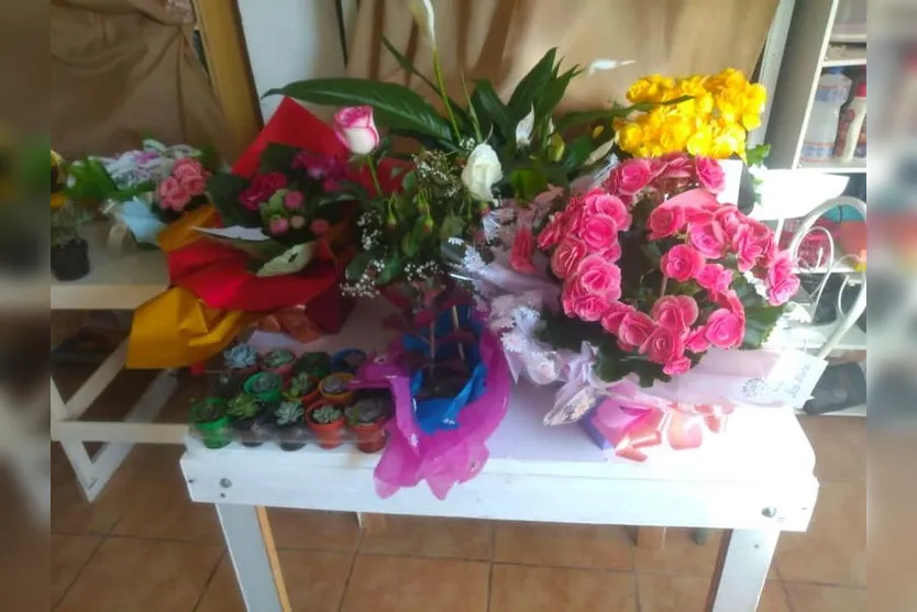 Idoso chora após ser acusado de roubo, história viraliza e moradores doam dezenas de flores