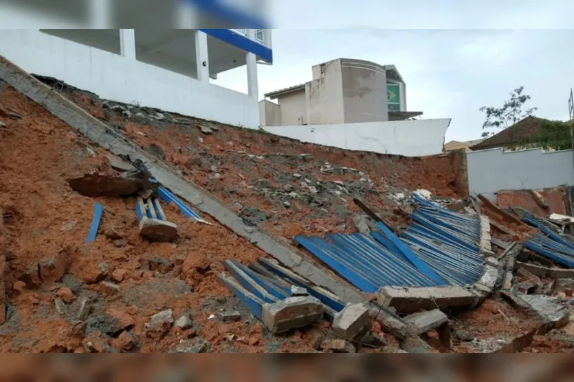 Após chuva intensa, muro de estabelecimento cai; acumulo de chuva bate recorde