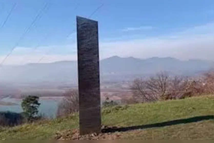 Após desaparecer de Utah, peça misteriosa de metal surge na Romênia
